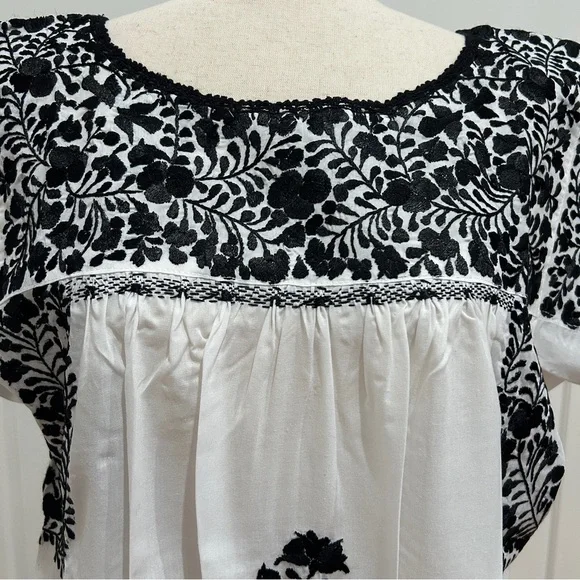 San Antonino Maxi Dress,Oaxaca Mexican dress.Hand Embroidered with Silk Threads. - Picture 3 of 8